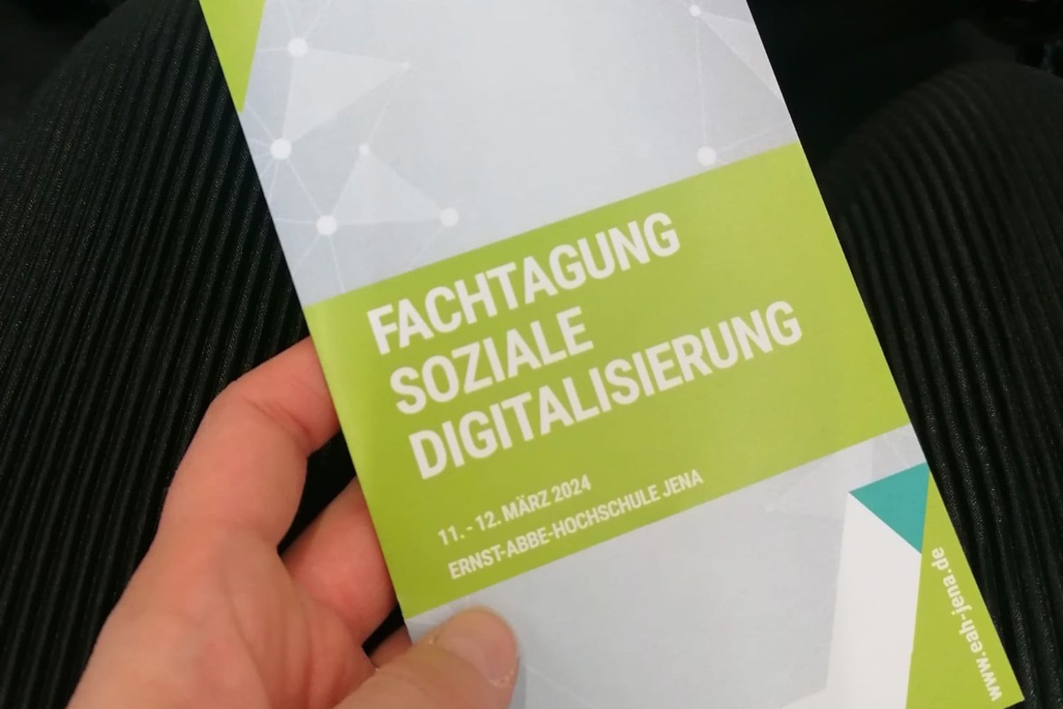 Foto des Flyers der Fachtagung Soziale Digitalisierung, bei der samarbeid anwesend war.