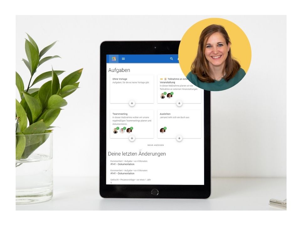 Ein Tablet mit einem offenen samarbeid neben einer Pflanze - und das Portrait von Josefine.