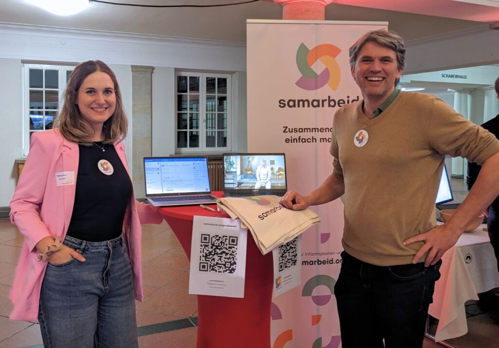 Fine und Lutz aus dem samarbeid Team stehen am samarbeid Stand auf der Leipziger Gründungsnacht 2023.